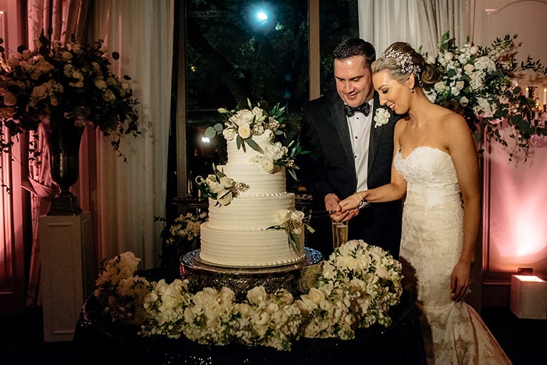 houston wedding, bride, groom, wedding cake, cutting the cake, cake inspiration