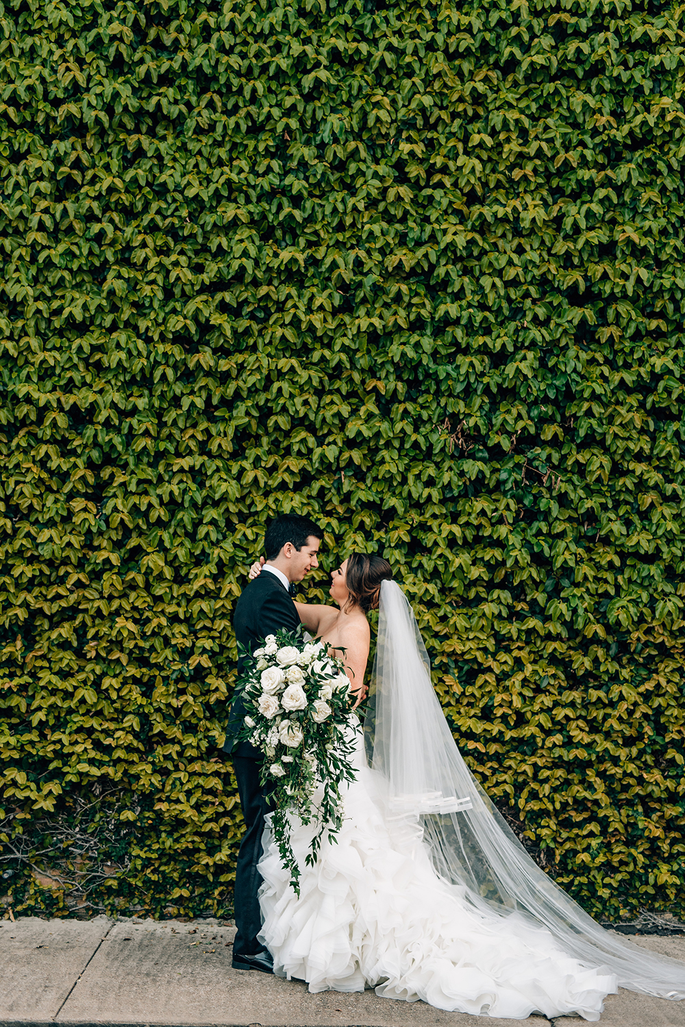 outdoor ceremony venue, houston, the gallery, ivy wall, gorgeous, wedding photos, green