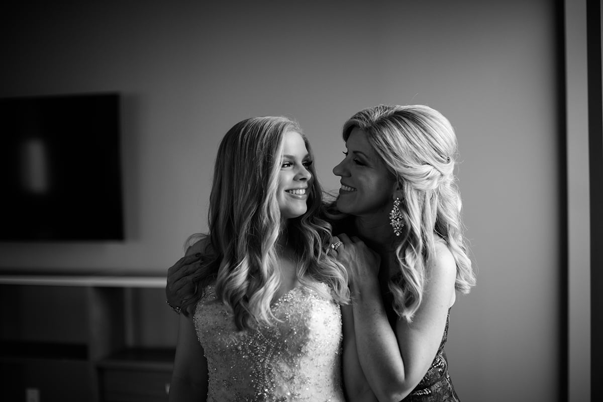 mother daughter before the wedding photography