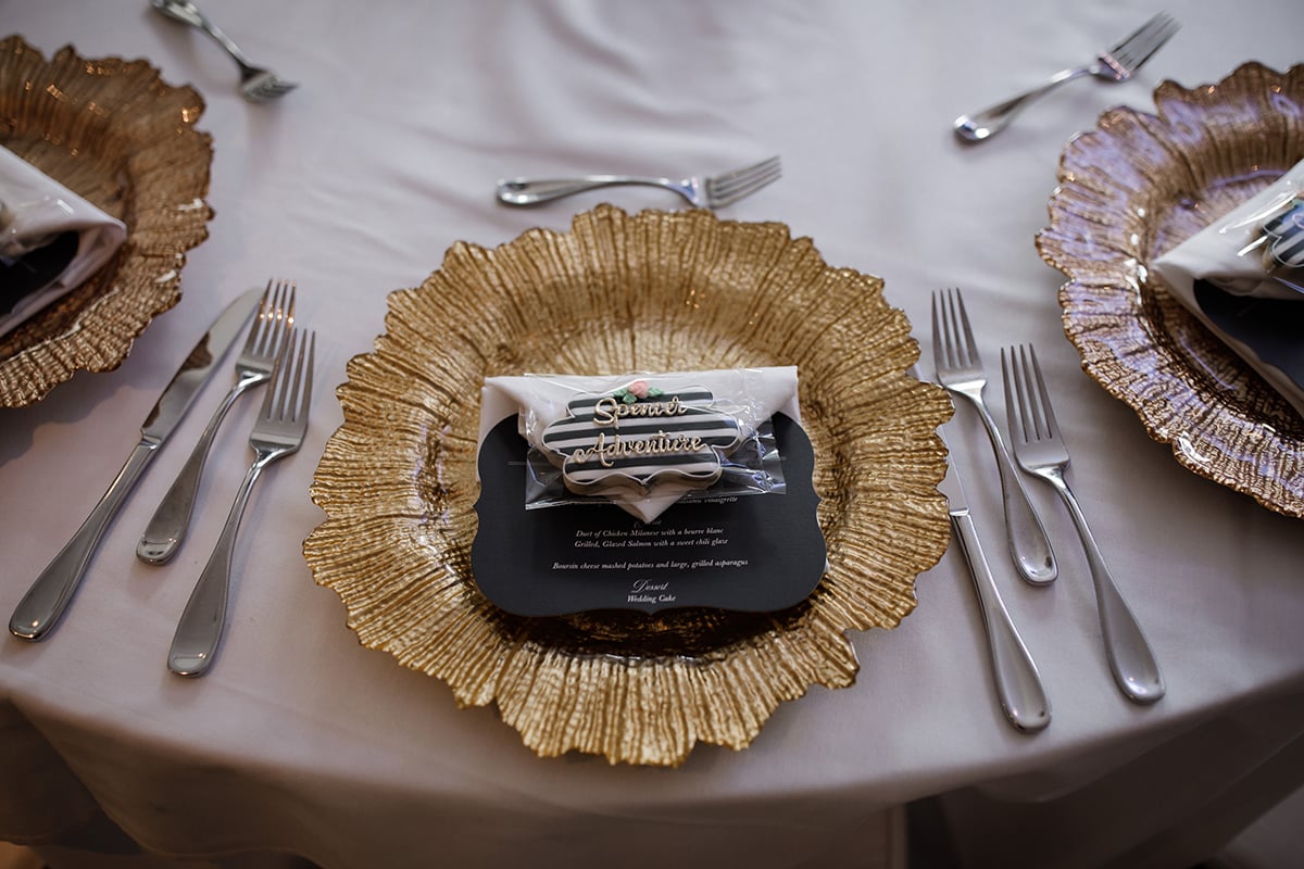 gold charger plate with menu stationery - tablesetting for wedding reception