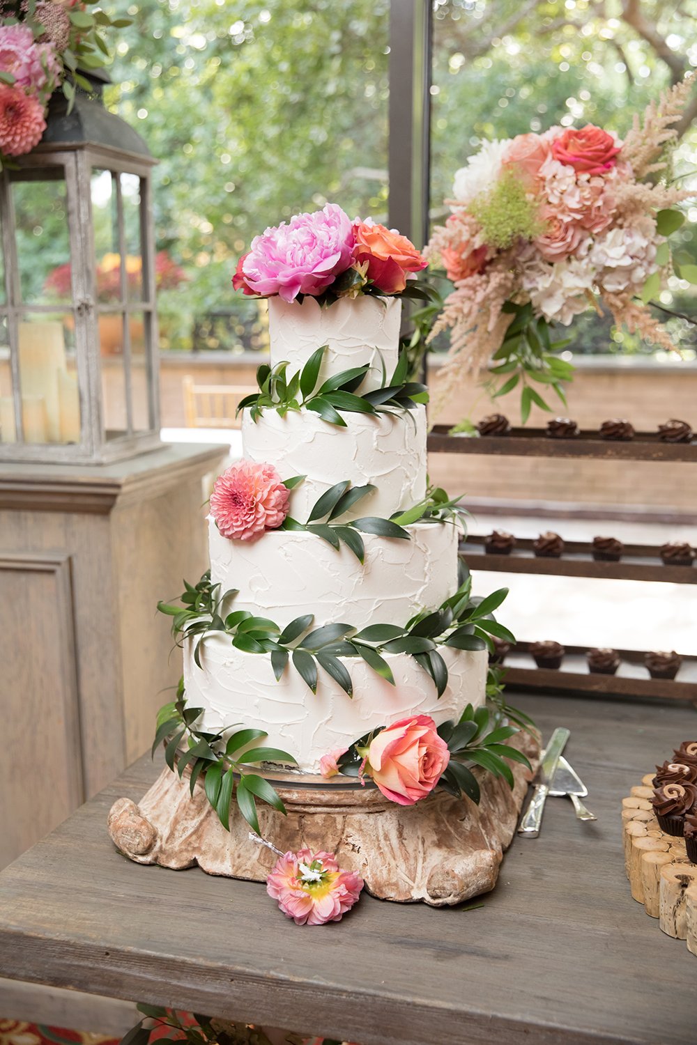 Houstonian Hotel, cake, susies cake, confections, susie, susie's, flower, pink, wood, tower, rustic