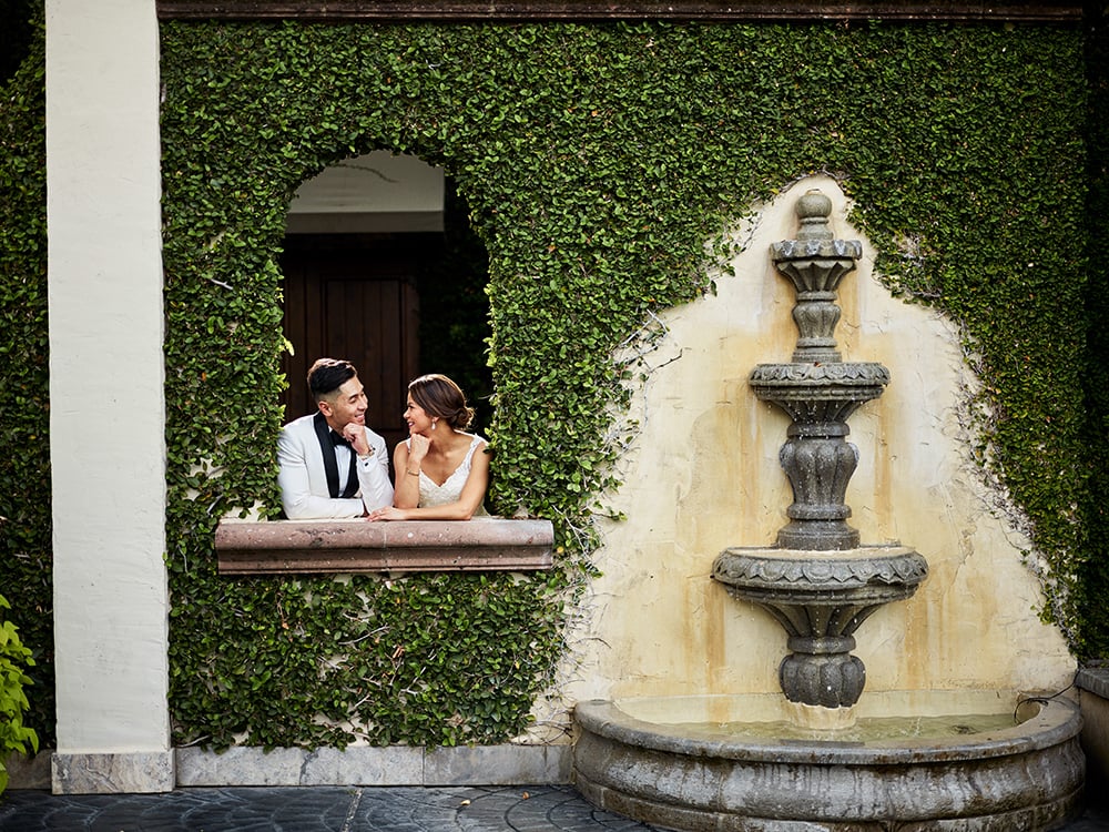 Wedding photographer - ivy wall with fountain