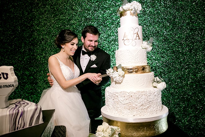 cutting the cake, wedding photography, cakes by gina