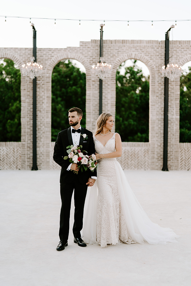 bride, groom, outdoor wedding photos, wedding photography, wedding moments, emily figurelli photography, venue, houston, iron manor, bridal bouquet, roses, blush, burgundy