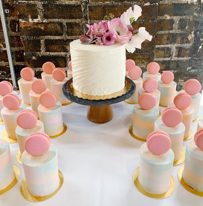 Mini cakes with pink macaroons and gold details. 