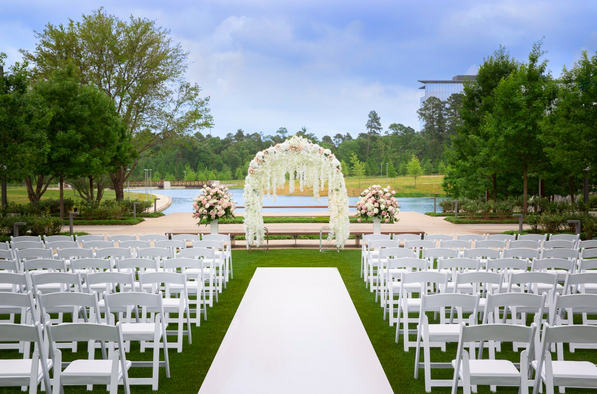 An alfresco ceremony overlooking a pond at Houston CityPlace Marriott at Springwoods Village near The Woodlands, TX.