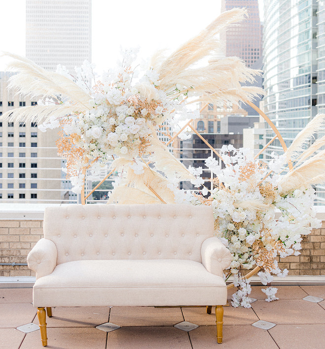 Neutral colored florals designed and created by Mod Effect Events located in Houston, Texas.