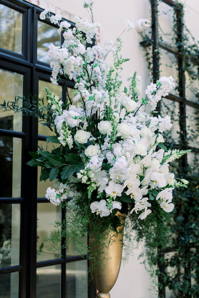 Florals of white and blue hues decorating the outside of The Peach Orchard Venue.
