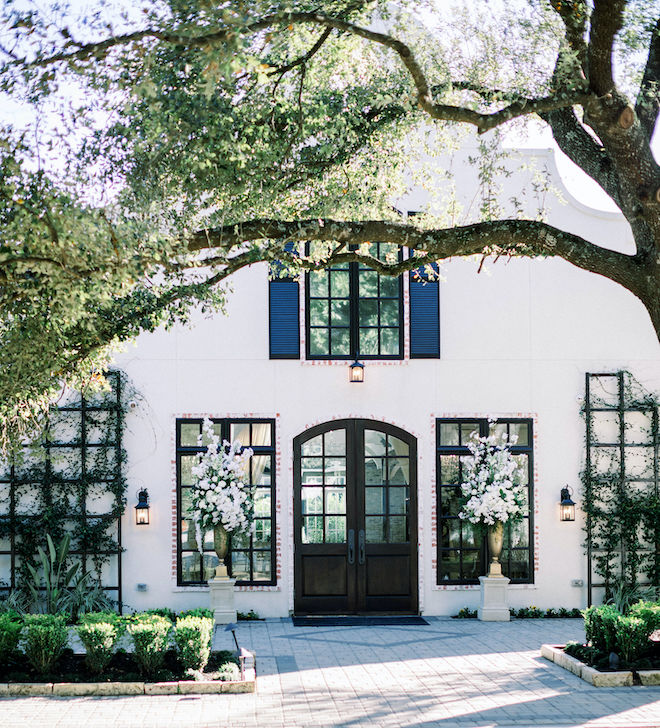 The outside of The Peach Orchard Venue before the fall wedding full of navy and white hues.