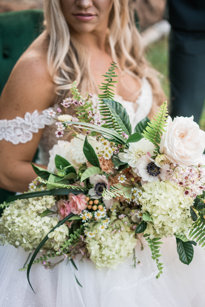 The brides garden-themed bouquet.