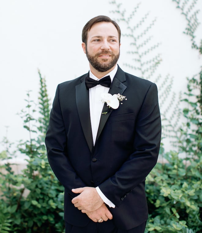The groom smiling before his wedding.