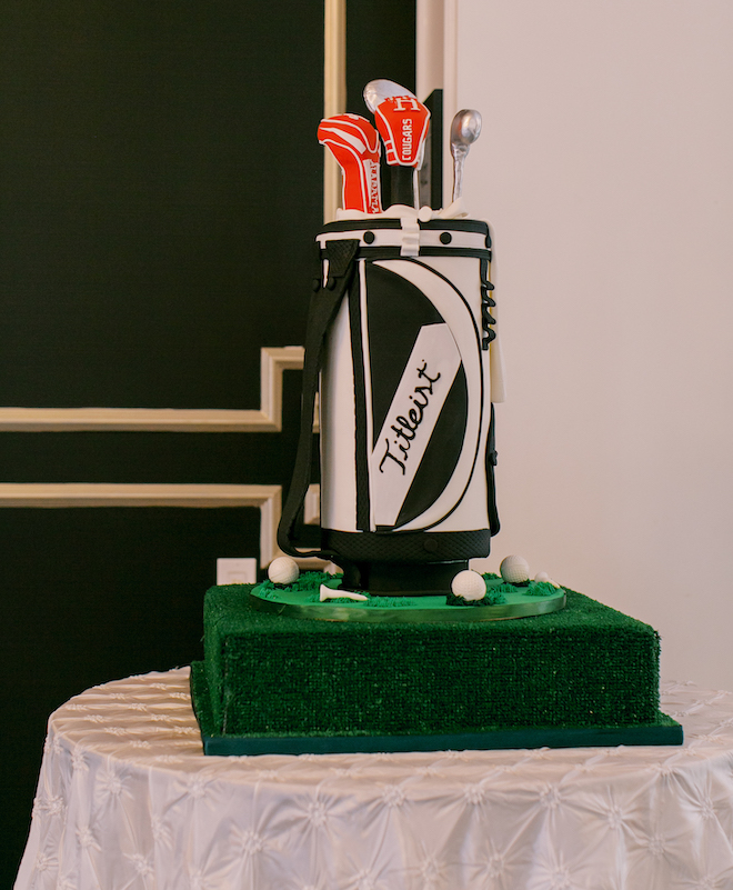 A groom's cake of a "Fitleist" golf bag with golf clubs sitting on a patch of grass.