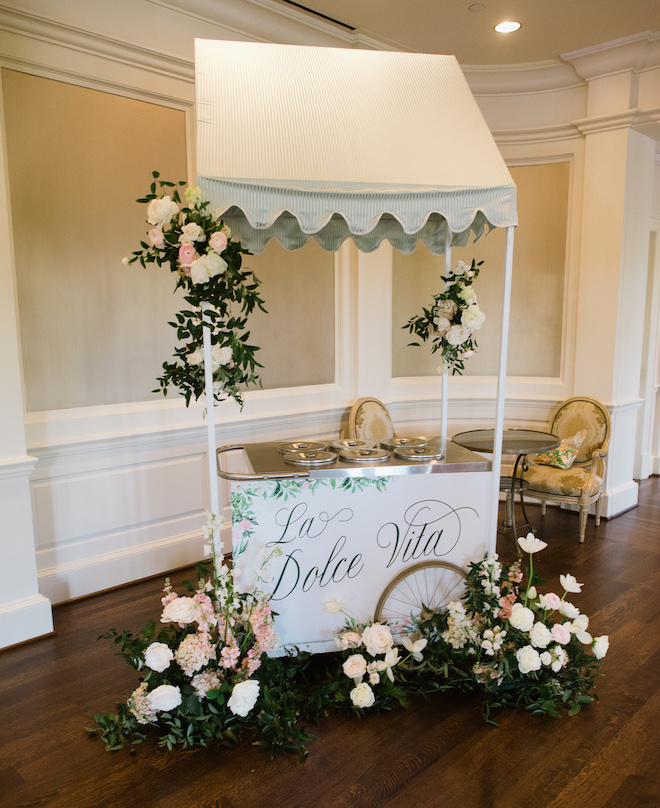 The gelato station "La Dolce Vita" decorated with florals.