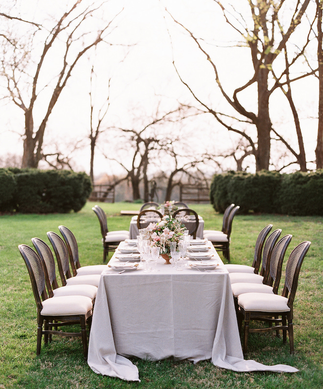 A long reception table for an intimate wedding editorial on the Salubria lawn. 