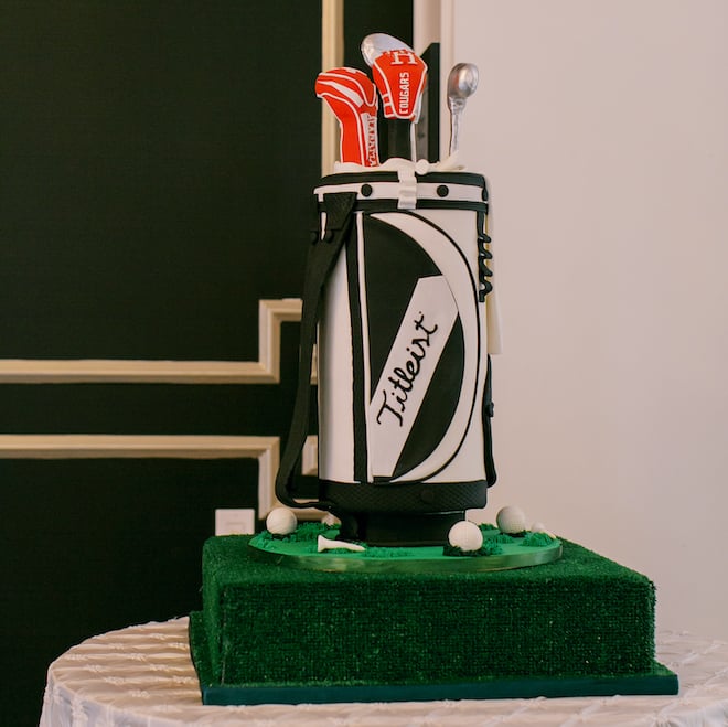 A Fitleist golf bag groom's cake. 