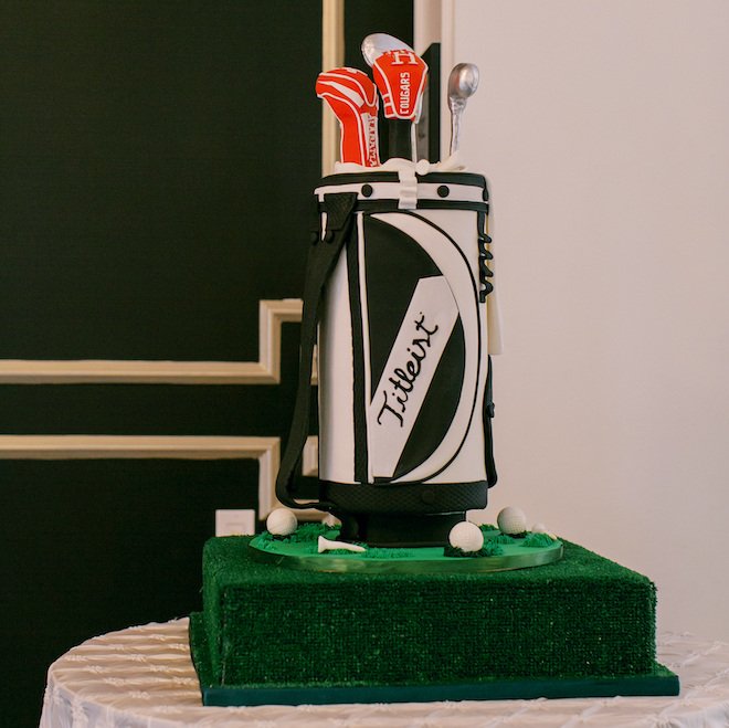 A Fitleist golf bag groom's cake.