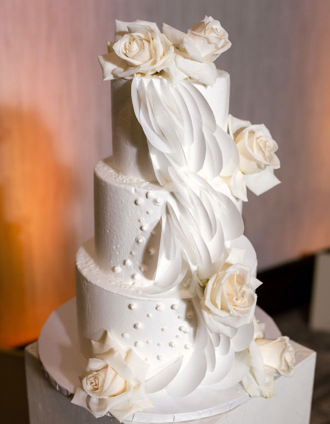 For Heaven's Cake designed a three-tier white wedding cake with white florals for the old Hollywood wedding editorial. 
