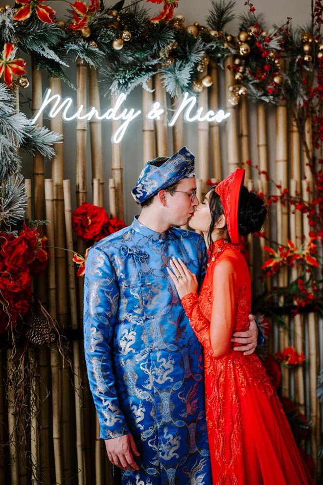 The bride and groom wear traditional Vietnamese attire for their tea ceremony.