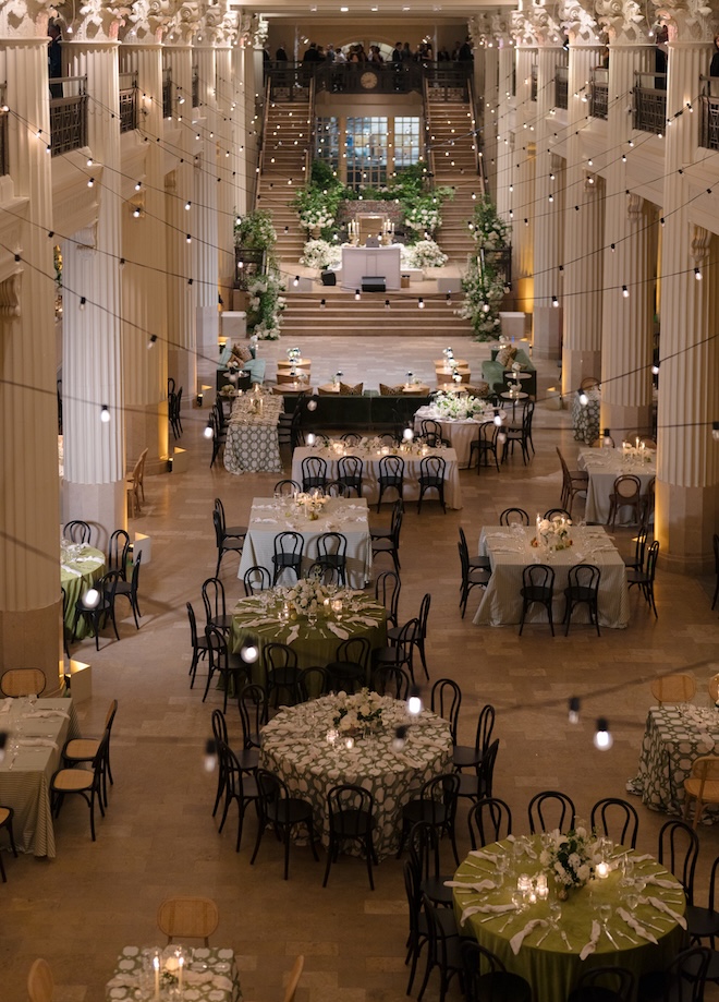 Green linens decorate the reception space at the Corinthian Houston.