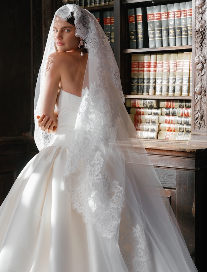 The model wears a floral applique veil by Sareh Nouri. 