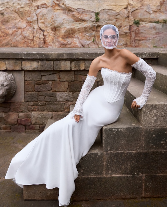 The model wears a blusher for wedding veil inspiration by Pronovias. 