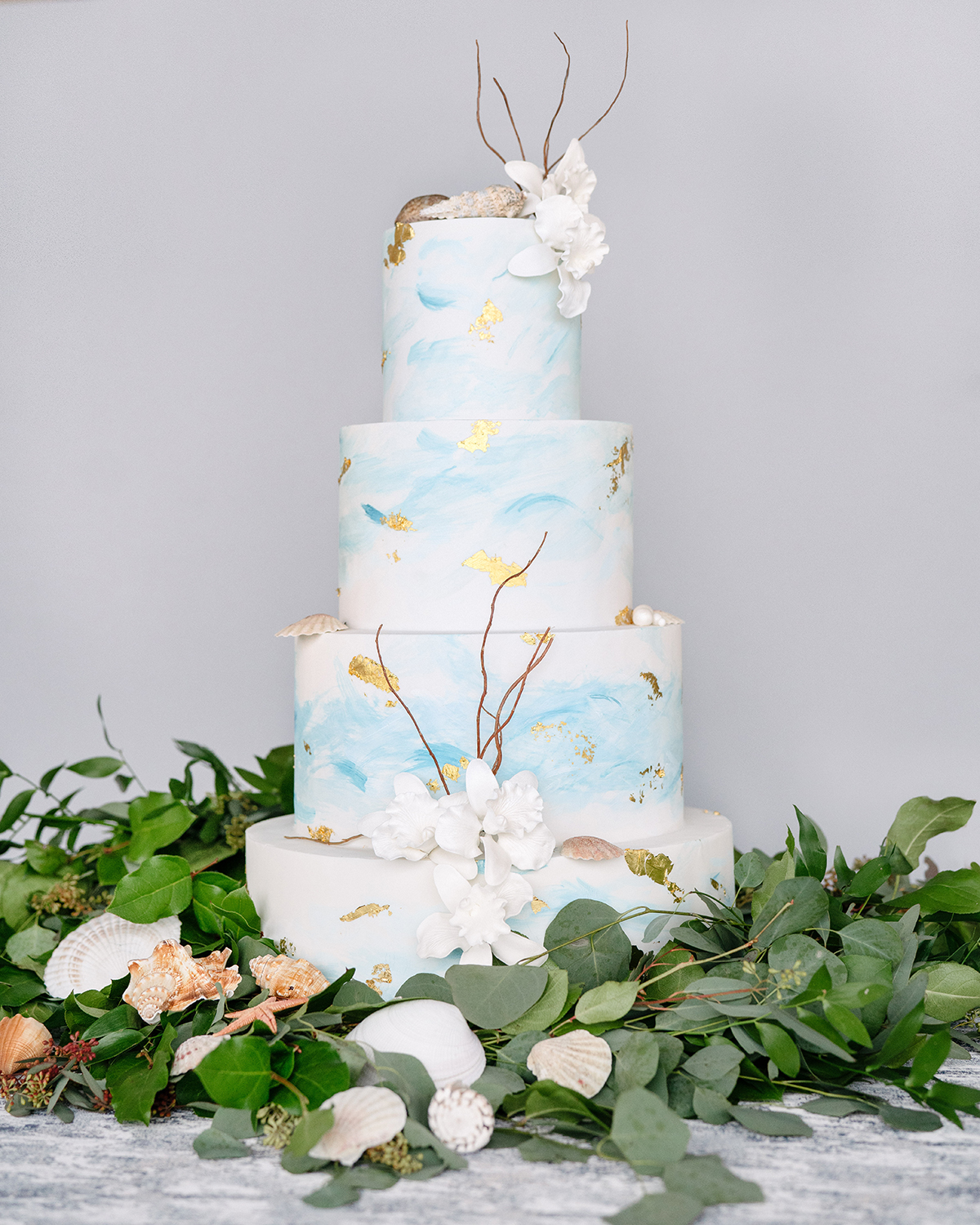 beach wedding cake ideas - blue and gold wedding cake