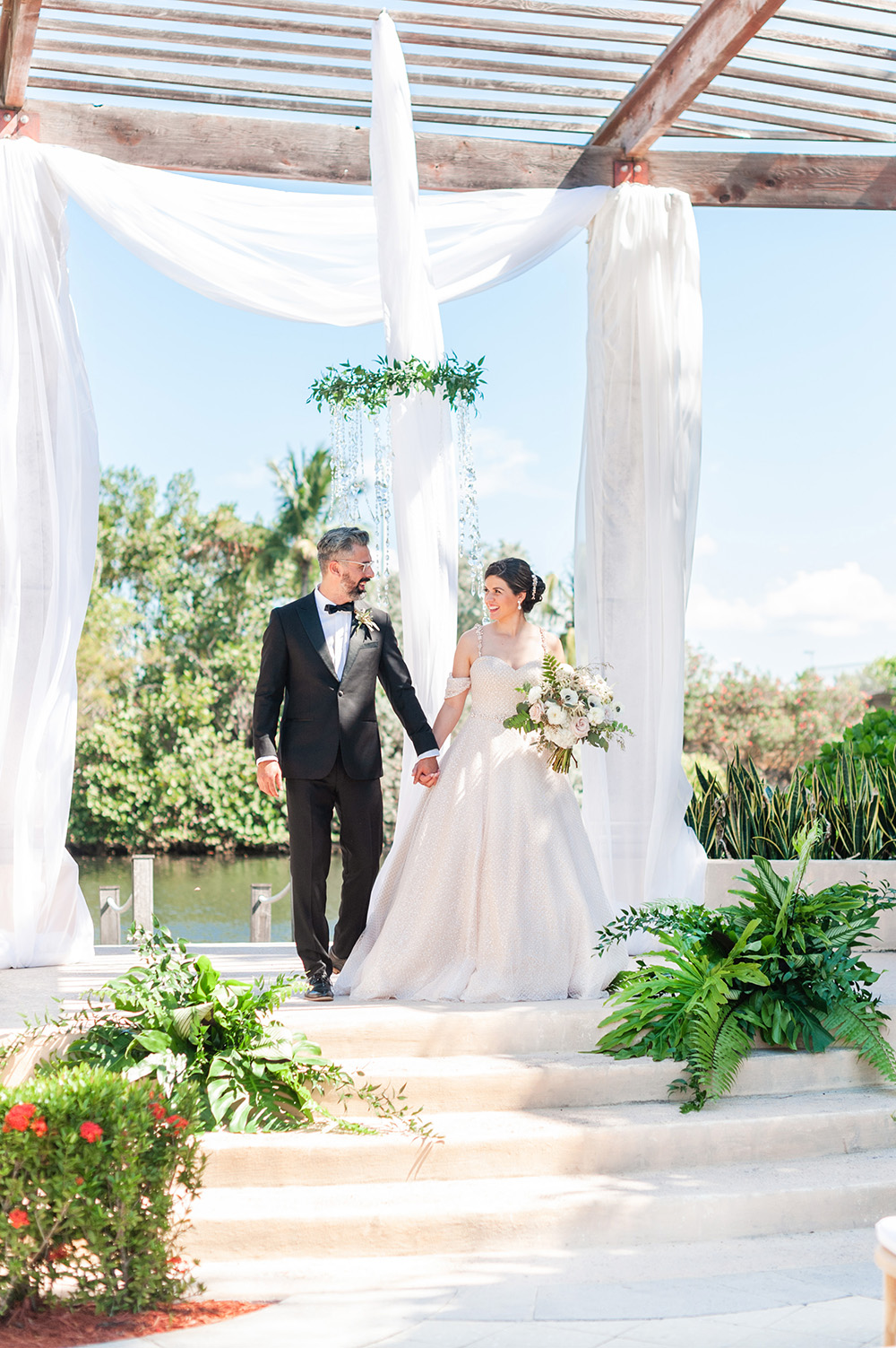 beach wedding ceremony decor