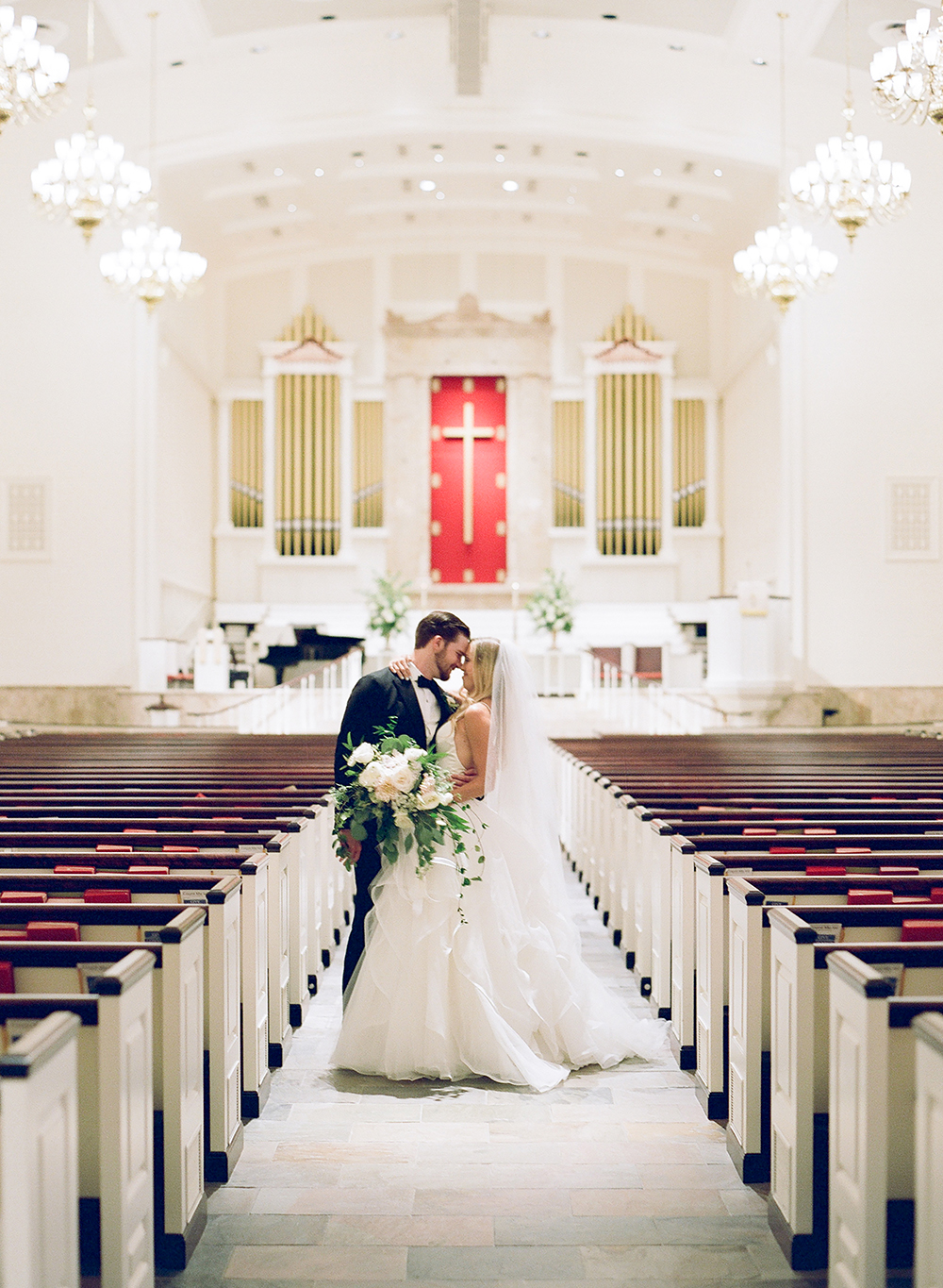 julia, ideson, library, green, white, neutral, wedding, inspiration, cafe natalie, books, unique