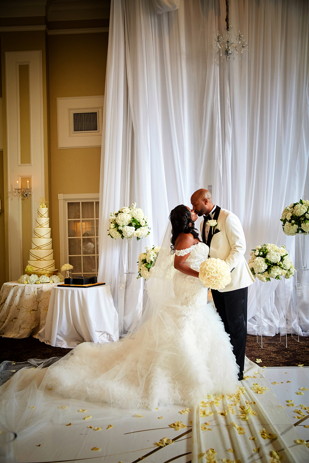 first kiss, newlyweds, ceremony photo