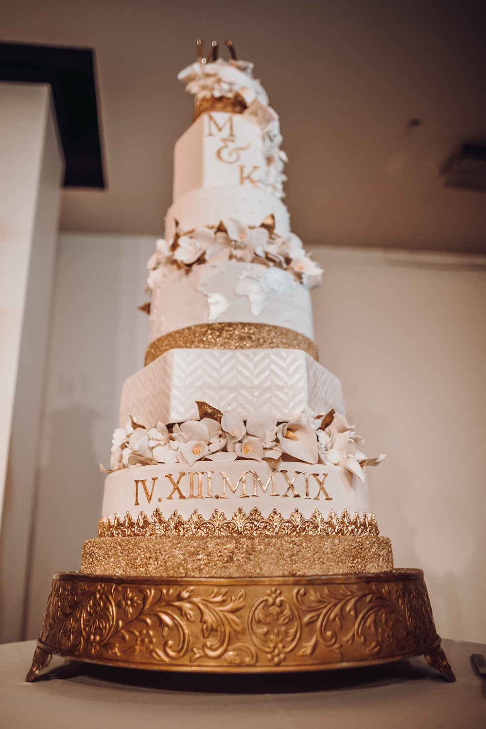 wedding cake - white - gold - world map