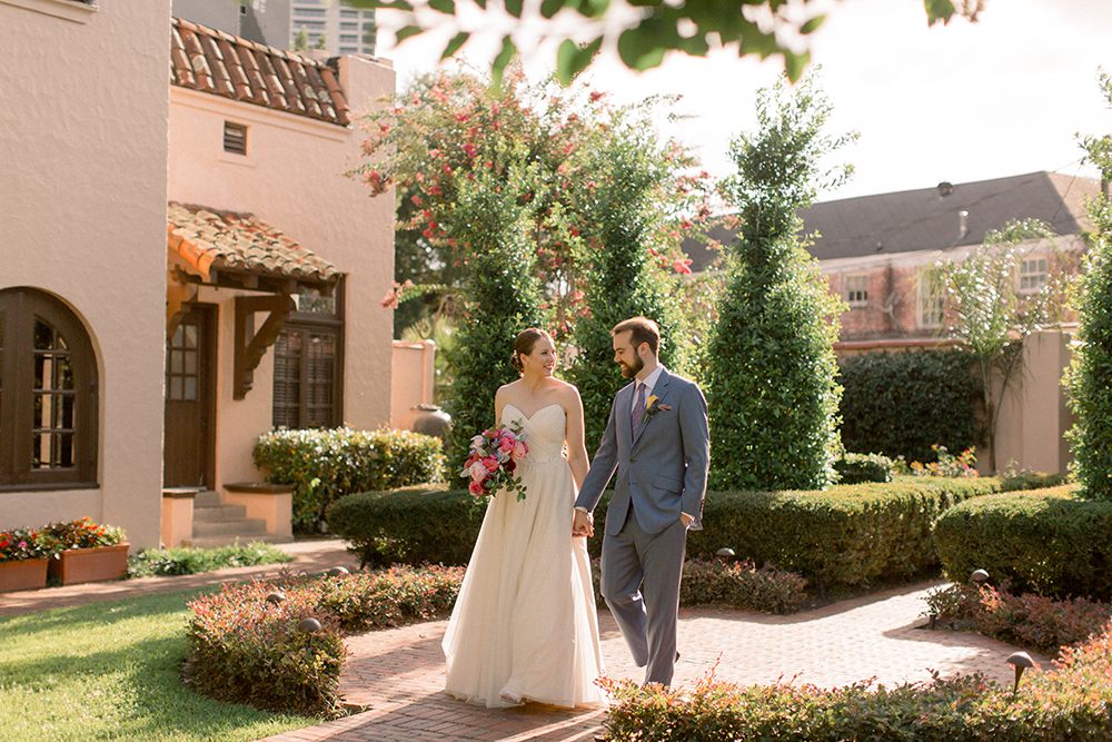 patio wedding photography houston, green and coral wedding