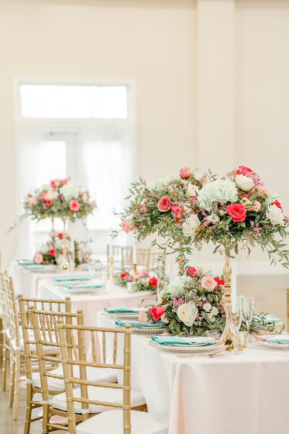 Pink and aqua wedding table setting. 